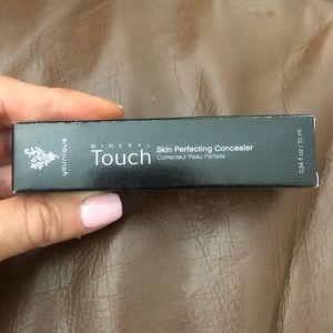 NWT Younique Skin Perfecting Concealer (Scarlet)